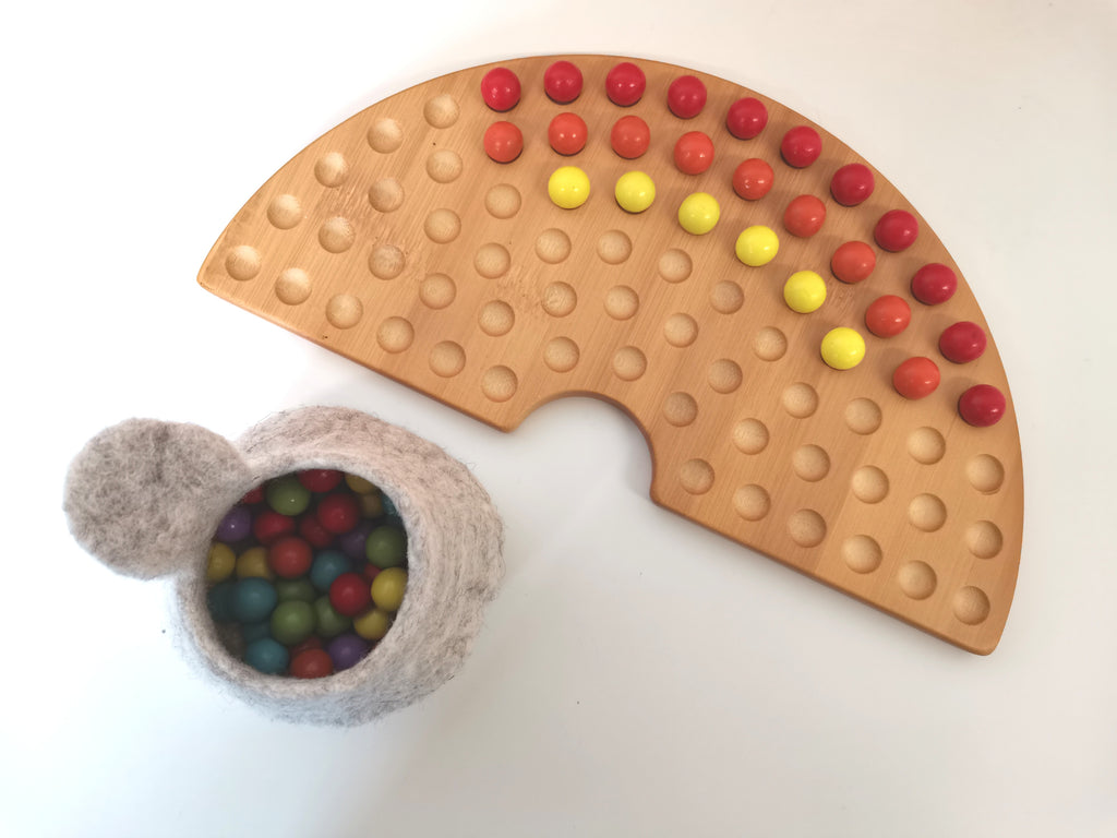 Montessori Regenbogen aus Holz mit Kugeln